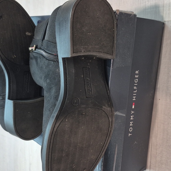 Elegant Black Ankle Boots with Gold Accent - Picture 4 of 6